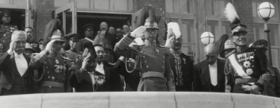 GFX_news_event_MAN_puyi_saluting